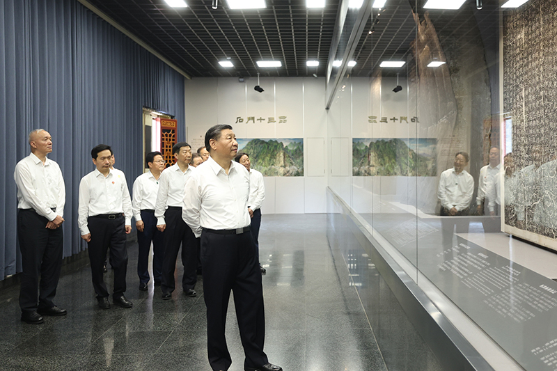 7月29日，中共中央總書記、國(guó)家主席、中央軍委主席習(xí)近平在四川考察結(jié)束返京途中，來到陜西省漢中市考察。這是習(xí)近平參觀漢中市博物館有關(guān)歷史文物展陳。